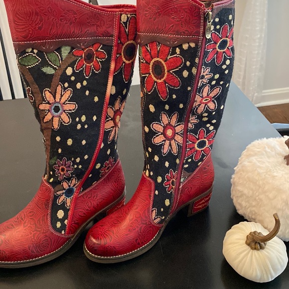 Shoes - Floral boots Socofy … size 10.. new !